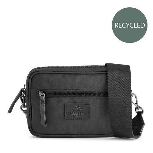 Elea Cross Bag, Recycled Black w/Black van Markberg. De tas is te koop in de winkel van Bij Saar Thuis. De tas is gemaakt van gerecycled plastic.
