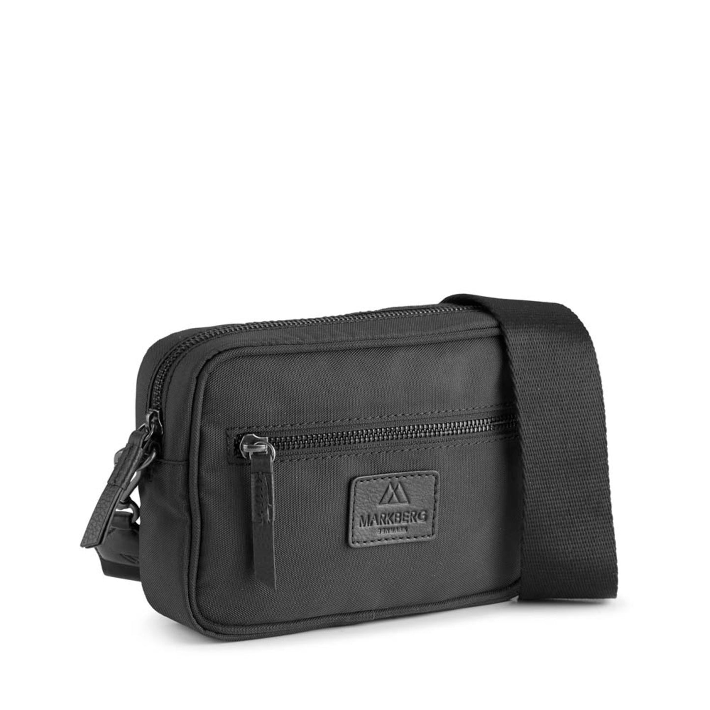 Schoudertas. Elea Cross Bag, Recycled Black w/Black van Markberg. De tas is te koop in de winkel van Bij Saar Thuis. De tas is gemaakt van gerecycled plastic.