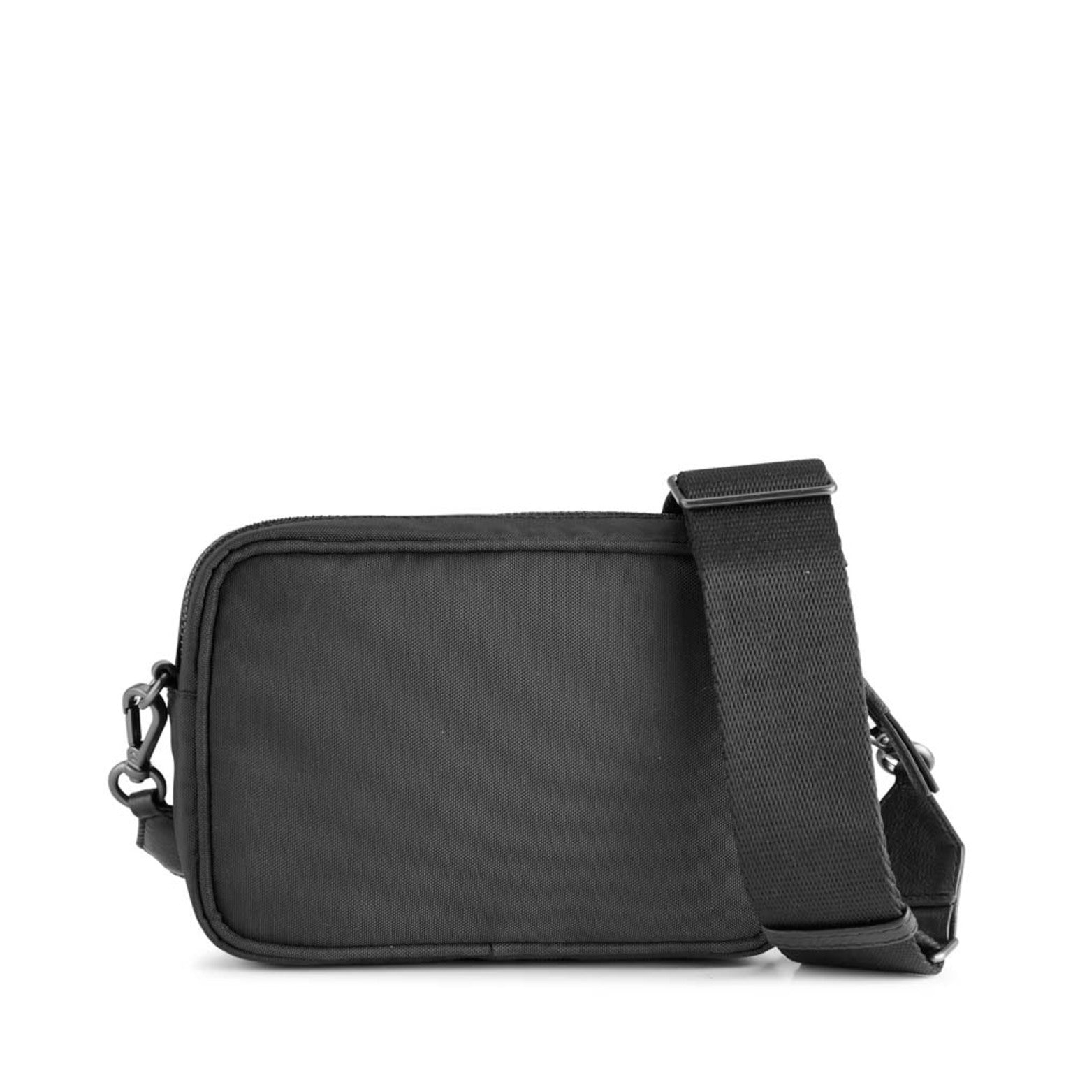 Elea Cross Bag, Recycled Black w/Black van Markberg. De tas is te koop in de winkel van Bij Saar Thuis. De tas is gemaakt van gerecycled plastic. Je ziet de achterkant van de tas.