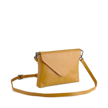 Afbeelding in Gallery-weergave laden, De Jenny Crossbody Bag in de kleur Grain (Amber kleur) is onze klassieker maar dan in een frisse gele kleur. De schoudertas is te koop in de winkel van Bij Saar Thuis Haarlem. Zijkant van de tas
