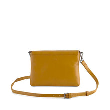 Afbeelding in Gallery-weergave laden, De Jenny Crossbody Bag in de kleur Grain (Amber kleur) is onze klassieker maar dan in een frisse gele kleur. De schoudertas is te koop in de winkel van Bij Saar Thuis Haarlem | Achterkant van de tas
