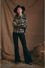 Afbeelding in Gallery-weergave laden, De Noah van Maggie Sweet is een blouse met lange mouwen. De blouse is te Koop in de winkel van Bij Saar Thuis Haarlem
