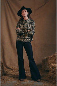 De Noah van Maggie Sweet is een blouse met lange mouwen. De blouse is te Koop in de winkel van Bij Saar Thuis Haarlem