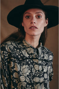 De Noah van Maggie Sweet is een blouse met lange mouwen. De blouse is te Koop in de winkel van Bij Saar Thuis Haarlem