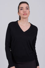 Afbeelding in Gallery-weergave laden, The Clothed Paris merino v-neck pullover Black
