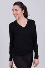 Afbeelding in Gallery-weergave laden, The Clothed Paris merino v-neck pullover Black
