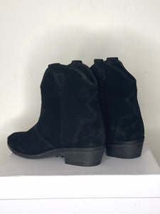 Pavement Clarice Boot 017 Black suede