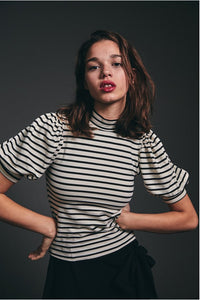 De Sofia top zwart van Maggie Sweet is gestreept T-shirt met een korte pofmouw en een half hoge hals. De top is te koop in de winkel van  Bij Saar Thuis Haarlem